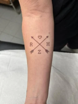 Lettrage tatouage flash bras