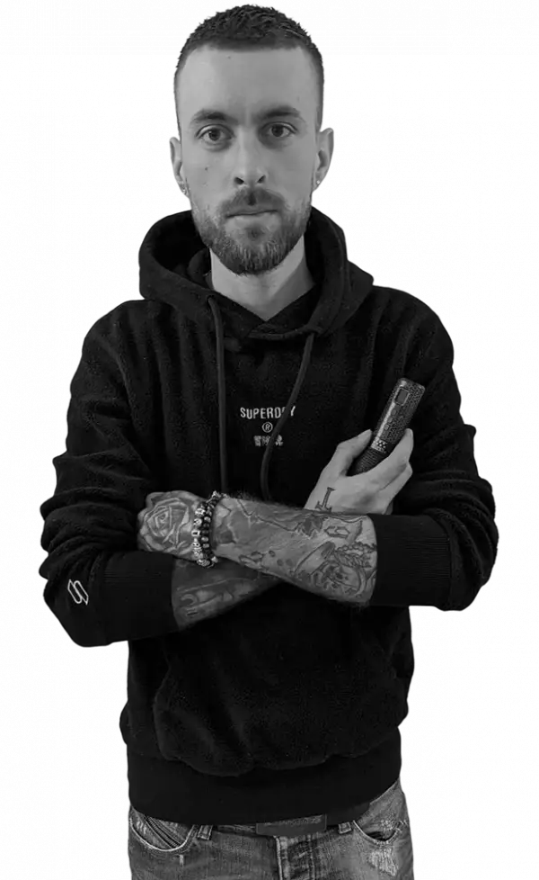 Mika le tatoueur de mix tattoo shop la crau