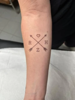 Lettrage tatouage flash bras