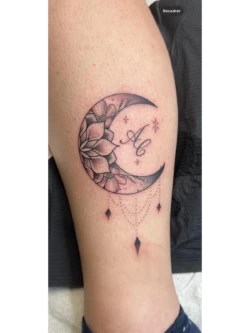 Tatouage Flash mollet lune avec fleur