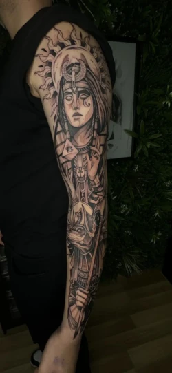 Tatouage bras entier Dotwork