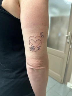 Tatouage flash bras coeur + papillon