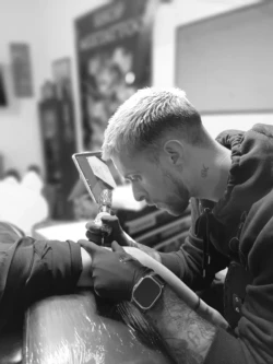 MIKA tatoueur Mix Tattoo shop à Hyères et La Crau