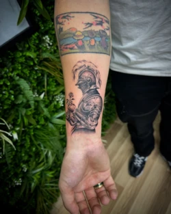 Tatouage chevalier à Hyères