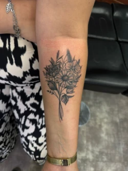 Tatouage floral bras femme